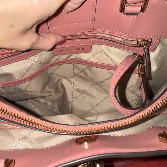 Elegant Michael Kors Pink Leather Handbag - Picture 9 of 13